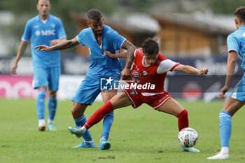 2024-07-20 - Napoli's Italian defender Leonardo Spinazzola challenges for the ball with Mantova's Italian midfielder Federico Artioli during friendly match SSC Napoli vs Mantova in SSC Napoli's 2024-25 preseason training camp in val di sole in Trentino, Dimaro Folgarida

 - NAPOLI VS MANTOVA - FRIENDLY MATCH - SOCCER