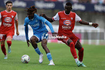 2024-07-20 - Napoli's Cameroonian midfielder Andre Frank Zambo Anguissa challenges for the ball with Mantova's Italian forward Davis Mensah during friendly match SSC Napoli vs Mantova in SSC Napoli's 2024-25 preseason training camp in val di sole in Trentino, Dimaro Folgarida

 - NAPOLI VS MANTOVA - FRIENDLY MATCH - SOCCER