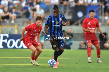 2024-08-02 - Yann Bisseck (Inter) thwarted by Matteo Tramoni (Pisa) - PISA SC VS INTER - FC INTERNAZIONALE - FRIENDLY MATCH - SOCCER