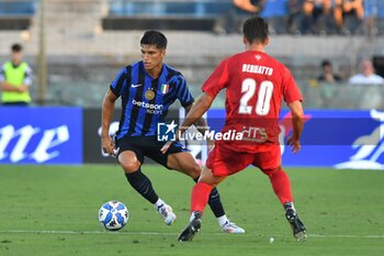 2024-08-02 - Joaquin Correa (Inter) thwarted by Pietro Beruatto (Pisa) - PISA SC VS INTER - FC INTERNAZIONALE - FRIENDLY MATCH - SOCCER