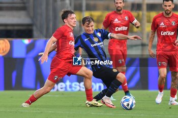 2024-08-02 - Matteo Tramoni (Pisa) thwarted by Nicolo' Barella (Inter) - PISA SC VS INTER - FC INTERNAZIONALE - FRIENDLY MATCH - SOCCER