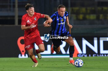 2024-08-02 - Davide Frattesi (Inter) thwarted by Matteo Tramoni (Pisa) - PISA SC VS INTER - FC INTERNAZIONALE - FRIENDLY MATCH - SOCCER