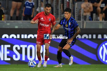 2024-08-02 - Marius Marin (Pisa) thwarted by Joaquin Correa (Inter) - PISA SC VS INTER - FC INTERNAZIONALE - FRIENDLY MATCH - SOCCER