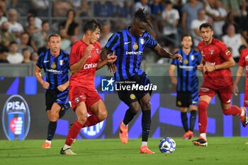 2024-08-02 - Yann Bisseck (Inter) thwarted by Pietro Beruatto (Pisa) - PISA SC VS INTER - FC INTERNAZIONALE - FRIENDLY MATCH - SOCCER