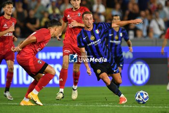 2024-08-02 - Davide Frattesi (Inter) thwarted by Adrian Rus (Pisa) - PISA SC VS INTER - FC INTERNAZIONALE - FRIENDLY MATCH - SOCCER