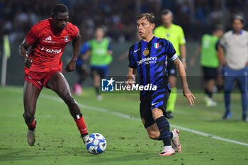 2024-08-02 - Nicolo' Barella (Inter) thwarted by Idrissa Toure' (Pisa) - PISA SC VS INTER - FC INTERNAZIONALE - FRIENDLY MATCH - SOCCER