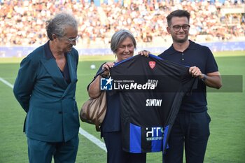 2024-08-02 - Presidento of Pisa Giuseppe Corrado gived a celebratory shirt to the former coach's Gigi Simoni family. - PISA SC VS INTER - FC INTERNAZIONALE - FRIENDLY MATCH - SOCCER