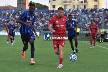 2024-08-02 - Jan Mlakar (Pisa) thwarted by Yann Bisseck (Inter) - PISA SC VS INTER - FC INTERNAZIONALE - FRIENDLY MATCH - SOCCER