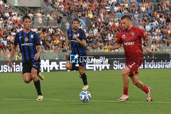 2024-08-02 - Jan Mlakar (Pisa) thwarted by Alessandro Fontanarosa (Inter) - PISA SC VS INTER - FC INTERNAZIONALE - FRIENDLY MATCH - SOCCER