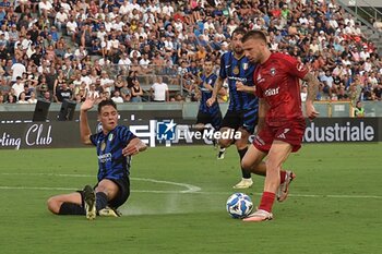 2024-08-02 - Jan Mlakar (Pisa) thwarted by Alessandro Fontanarosa (Inter) - PISA SC VS INTER - FC INTERNAZIONALE - FRIENDLY MATCH - SOCCER