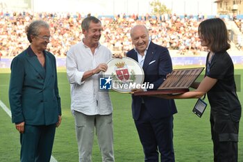 2024-08-02 - President of Pisa Giuseppe Corrado and owner of Pisa Alexander Knaster gives a gift to President of Inter Giuseppe Marotta. - PISA SC VS INTER - FC INTERNAZIONALE - FRIENDLY MATCH - SOCCER