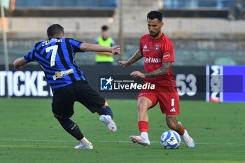 2024-08-02 - Marius Marin (Pisa) thwarted by Piotr Zielinski (Inter) - PISA SC VS INTER - FC INTERNAZIONALE - FRIENDLY MATCH - SOCCER