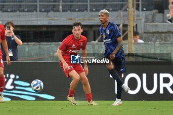 2024-08-02 - Eddie Salcedo (Inter) thwarted by Matteo Tramoni (Pisa) - PISA SC VS INTER - FC INTERNAZIONALE - FRIENDLY MATCH - SOCCER