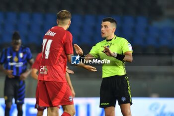 2024-08-02 - The referee Valerio Crezzini talks to Zan Jevsenak (Psa) - PISA SC VS INTER - FC INTERNAZIONALE - FRIENDLY MATCH - SOCCER