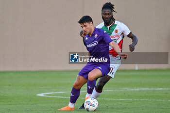 2024-07-19 - ACF Fiorentina's forward Riccardo Sottil against AC Reggiana's forward Cedric Gondo - ACF FIORENTINA VS AC REGGIANA - FRIENDLY MATCH - SOCCER