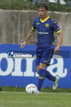 2024-07-17 - Davide Bragantini of Hellas Verona play the ball during Hellas Verona FC vs Top 22 Dilettanti Verona, 1° Test Match, at Centro Sportivo 'La Pineta' on Folgaria (TN), on July 17, 2024. - HELLAS VERONA FC VS TOP 22 DILETTANTI VERONA - FRIENDLY MATCH - SOCCER