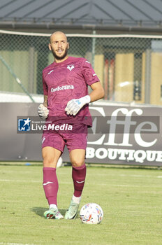 2024-07-17 - Simone Perilli of Hellas Verona play the ball during Hellas Verona FC vs Top 22 Dilettanti Verona, 1° Test Match, at Centro Sportivo 'La Pineta' on Folgaria (TN), on July 17, 2024. - HELLAS VERONA FC VS TOP 22 DILETTANTI VERONA - FRIENDLY MATCH - SOCCER