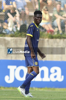 2024-07-17 - Junior Ajayi of Hellas Verona during Hellas Verona FC vs Top 22 Dilettanti Verona, 1° Test Match, at Centro Sportivo 'La Pineta' on Folgaria (TN), on July 17, 2024. - HELLAS VERONA FC VS TOP 22 DILETTANTI VERONA - FRIENDLY MATCH - SOCCER