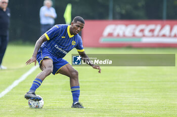 2024-07-17 - Jackson Tchatchoua of Hellas Verona play the ball during Hellas Verona FC vs Top 22 Dilettanti Verona, 1° Test Match, at Centro Sportivo 'La Pineta' on Folgaria (TN), on July 17, 2024. - HELLAS VERONA FC VS TOP 22 DILETTANTI VERONA - FRIENDLY MATCH - SOCCER