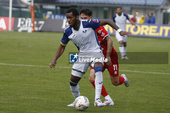 2024-07-24 - Jayden Braaf of Hellas Verona FC battle for the ball during Hellas Verona FC vs Virtus Verona FC, 3° Test Match, at Centro Sportivo 'La Pineta' on Folgaria (TN), on July 24, 2024. - HELLAS VERONA FC VS VIRTUS VERONA - FRIENDLY MATCH - SOCCER