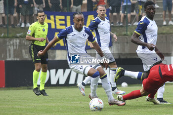 2024-07-24 - Dailon Livramento of Hellas Verona FC play the ball during Hellas Verona FC vs Virtus Verona FC, 3° Test Match, at Centro Sportivo 'La Pineta' on Folgaria (TN), on July 24, 2024. - HELLAS VERONA FC VS VIRTUS VERONA - FRIENDLY MATCH - SOCCER