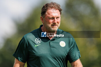 2024-07-24 - Head coach Ralph Hasenhüttl (VfL Wolfsburg) during the Friendly football match between VfL Wolfsburg and LOSC Lille on 24 July 2024 at Jahnstadion in Rheda-Wiedenbrück, Germany - FOOTBALL - FRIENDLY GAME - WOLFSBURG V LILLE - FRIENDLY MATCH - SOCCER