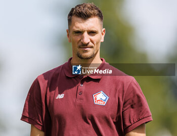 2024-07-24 - Thomas Meunier (OSC Lille) before the Friendly football match between VfL Wolfsburg and LOSC Lille on 24 July 2024 at Jahnstadion in Rheda-Wiedenbrück, Germany - FOOTBALL - FRIENDLY GAME - WOLFSBURG V LILLE - FRIENDLY MATCH - SOCCER