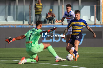 2024-08-04 - Dennis Man (Parma Calcio) fights for the ball against Juan Musso (Atalanta BC) - PARMA CALCIO VS ATALANTA BC - FRIENDLY MATCH - SOCCER