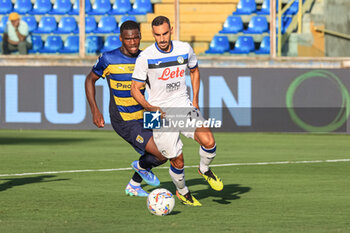 2024-08-04 - Davide Zappacosta (Atalanta BC) and Ange-Yoan Bonny (Parma Calcio) battle for the ball - PARMA CALCIO VS ATALANTA BC - FRIENDLY MATCH - SOCCER