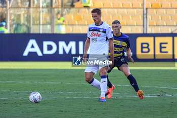 2024-08-04 - Mario Pasalic (Atalanta BC) and Nahuel Estevez (Parma Calcio) battle for the ball - PARMA CALCIO VS ATALANTA BC - FRIENDLY MATCH - SOCCER