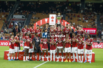 2024-08-13 - milan team put in the sky of Milano the cup of vTrofeo Berlusconi at the end of AC Milan vs AC Monza , 2° edition of 