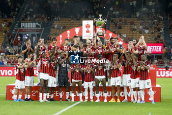 2024-08-13 - Milan players put on sky the cup of the winner during AC Milan vs AC Monza , 2° edition of 