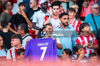 2024-08-08 - Fan looking for Cristiano Ronaldo during the Friendly football match between UD Almeria and Al-Nassr on 8 August 2024 at Power Horse Stadium in Almeria, Spain - FOOTBALL - FRIENDLY GAME - ALMERIA V AL NASSR - FRIENDLY MATCH - SOCCER