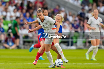 2024-10-24 - Iceland forward Dilja Yr Zomers (9) works against United States midfielder Lindsey Horan (10) - USA WOMEN VS ICELAND WOMEN - FRIENDLY MATCH - SOCCER