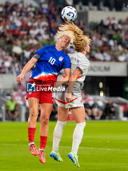 2024-10-24 - United States midfielder Lindsey Horan (10) heads the ball against Iceland midfielder Selma Sol Magnusdottir (7) - USA WOMEN VS ICELAND WOMEN - FRIENDLY MATCH - SOCCER