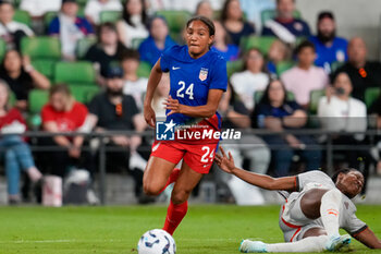 2024-10-24 - Iceland defender Natasha Moraa Anasi (11) lies on the turf as United States forward Yazmeen Ryan (24) drives the ball in a scoring attempt - USA WOMEN VS ICELAND WOMEN - FRIENDLY MATCH - SOCCER