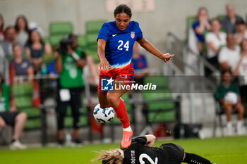 2024-10-24 - United States forward Yazmeen Ryan (24) leaps over Iceland goalkeeper Telma Ivarsdottir (12) after a collision as Ivarsdottir came out to make a stop - USA WOMEN VS ICELAND WOMEN - FRIENDLY MATCH - SOCCER