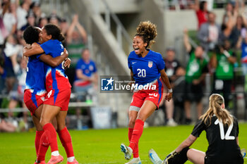 2024-10-24 - United States forward Yazmeen Ryan (24) and defender Casey Krueger (20) celebrate with forward Jaedyn Shaw (15) after Shaw’s 85th-minute goal - USA WOMEN VS ICELAND WOMEN - FRIENDLY MATCH - SOCCER