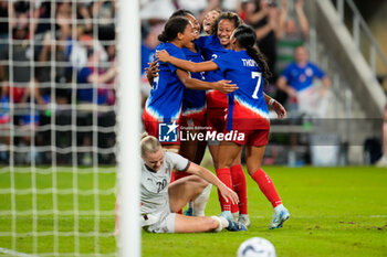 2024-10-24 - The United States Women’s National Team celebrates after Jaedyn Shaw’s 85th-minute goal as Iceland defender Guony Arnadottir (20) sits on the turf - USA WOMEN VS ICELAND WOMEN - FRIENDLY MATCH - SOCCER