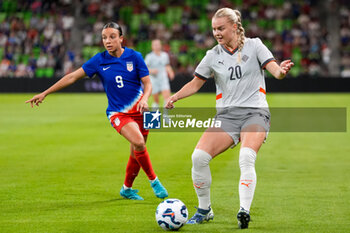 2024-10-24 - Iceland defender Guony Arnadottir (20) works against United States forward Mallory Swanson (9) - USA WOMEN VS ICELAND WOMEN - FRIENDLY MATCH - SOCCER