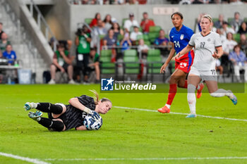 2024-10-24 - Iceland goalkeeper Telma Ivarsdottir (12) dives to make a save - USA WOMEN VS ICELAND WOMEN - FRIENDLY MATCH - SOCCER