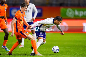 2024-11-18 - Dane Scarlett of England and Youri Baas of Netherlands during the U21 International Friendly football match between Netherlands and England on November 18, 2024 at Yanmar Stadion in Almere, Netherlands - FOOTBALL - UNDER 21 FRIENDLY GAME - NETHERLANDS V ENGLAND - FRIENDLY MATCH - SOCCER