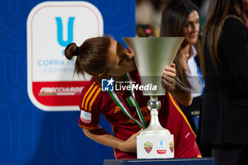 2024-05-24 - Manuela Giugliano of AS Roma, celebrates victory kissing the Trophy at the end of the the Italy Cup women final match between AS Roma Women and AC Fiorentina Women at Stadio Dino Manuzzi on May 24, 2024 in Cesena, Italy. ©Photo: Cinzia Camela. - FINAL - AS ROMA VS ACF FIORENTINA - WOMEN ITALIAN CUP - SOCCER