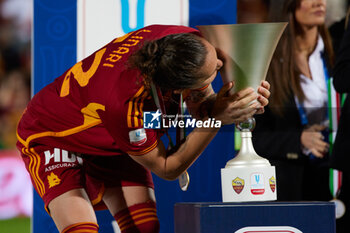 2024-05-24 - Elena Linari of AS Roma, celebrates victory kissing the Trophy at the end of the the Italy Cup women final match between AS Roma Women and AC Fiorentina Women at Stadio Dino Manuzzi on May 24, 2024 in Cesena, Italy. ©Photo: Cinzia Camela. - FINAL - AS ROMA VS ACF FIORENTINA - WOMEN ITALIAN CUP - SOCCER