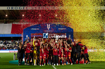 2024-05-24 - Players of Roma celebrate their victory at the end of the the Italy Cup women final match between AS Roma Women and AC Fiorentina Women at Stadio Dino Manuzzi on May 24, 2024 in Cesena, Italy. ©Photo: Cinzia Camela. - FINAL - AS ROMA VS ACF FIORENTINA - WOMEN ITALIAN CUP - SOCCER