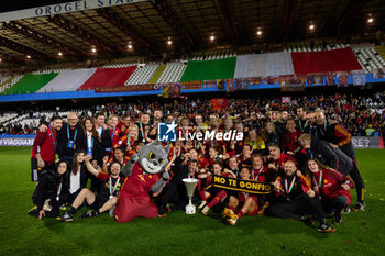 2024-05-24 - AS Roma team, celebrate the victory at the end of the the Italy Cup women final match between AS Roma Women and AC Fiorentina Women at Stadio Dino Manuzzi on May 24, 2024 in Cesena, Italy. ©Photo: Cinzia Camela. - FINAL - AS ROMA VS ACF FIORENTINA - WOMEN ITALIAN CUP - SOCCER