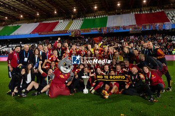 2024-05-24 - AS Roma team, celebrate their victory at the end of the the Italy Cup women final match between AS Roma Women and AC Fiorentina Women at Stadio Dino Manuzzi on May 24, 2024 in Cesena, Italy. ©Photo: Cinzia Camela. - FINAL - AS ROMA VS ACF FIORENTINA - WOMEN ITALIAN CUP - SOCCER