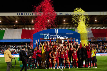 2024-05-24 - AS Roma team, celebrate their victory at the end of the the Italy Cup women final match between AS Roma Women and AC Fiorentina Women at Stadio Dino Manuzzi on May 24, 2024 in Cesena, Italy. ©Photo: Cinzia Camela. - FINAL - AS ROMA VS ACF FIORENTINA - WOMEN ITALIAN CUP - SOCCER