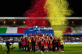 2024-05-24 - AS Roma team, celebrate the victory at the end of the the Italy Cup women final match between AS Roma Women and AC Fiorentina Women at Stadio Dino Manuzzi on May 24, 2024 in Cesena, Italy. ©Photo: Cinzia Camela. - FINAL - AS ROMA VS ACF FIORENTINA - WOMEN ITALIAN CUP - SOCCER