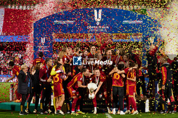 2024-05-24 - Players of Roma celebrate their victory at the end of the the Italy Cup women final match between AS Roma Women and AC Fiorentina Women at Stadio Dino Manuzzi on May 24, 2024 in Cesena, Italy. ©Photo: Cinzia Camela. - FINAL - AS ROMA VS ACF FIORENTINA - WOMEN ITALIAN CUP - SOCCER